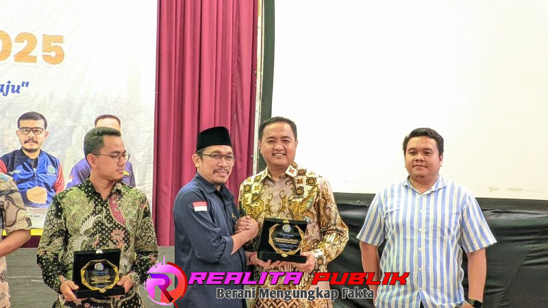 Thomas Amirico menerima IWO Award 2025, 9 September 2025 (Poto: Rody Sandra/realitapublik.id)