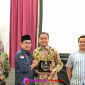 Thomas Amirico menerima IWO Award 2025, 9 September 2025 (Poto: Rody Sandra/realitapublik.id)