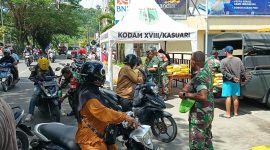 Kodim 1801/Manokwari menggelar Gerakan Pangan Murah di depan Hadi Mall, Jalan Yossudarso, Distrik Manokwari Barat, Kabupaten Manokwari, pada Kamis (11/9/2025).