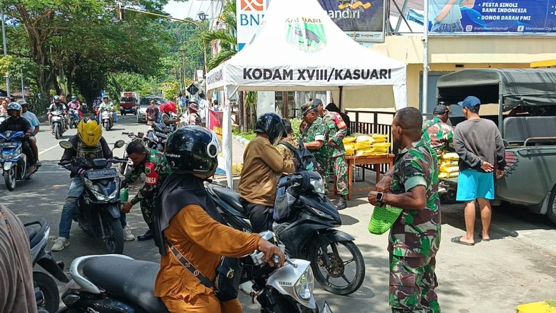 Kodim 1801/Manokwari menggelar Gerakan Pangan Murah di depan Hadi Mall, Jalan Yossudarso, Distrik Manokwari Barat, Kabupaten Manokwari, pada Kamis (11/9/2025).