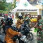 Kodim 1801/Manokwari menggelar Gerakan Pangan Murah di depan Hadi Mall, Jalan Yossudarso, Distrik Manokwari Barat, Kabupaten Manokwari, pada Kamis (11/9/2025).