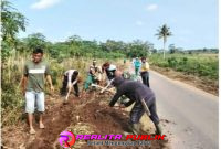 Perangkat desa bersama masyarakat Sumber Agung dan lintas sektor saat gotong royong peringati World Cleanup Day 2025. 