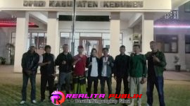Ketua DPC Gardu Prabowo dan Anggota di Depan Gedung DPRD Kabupaten Kebumen (foto: Wahyu realitapublik.id)

