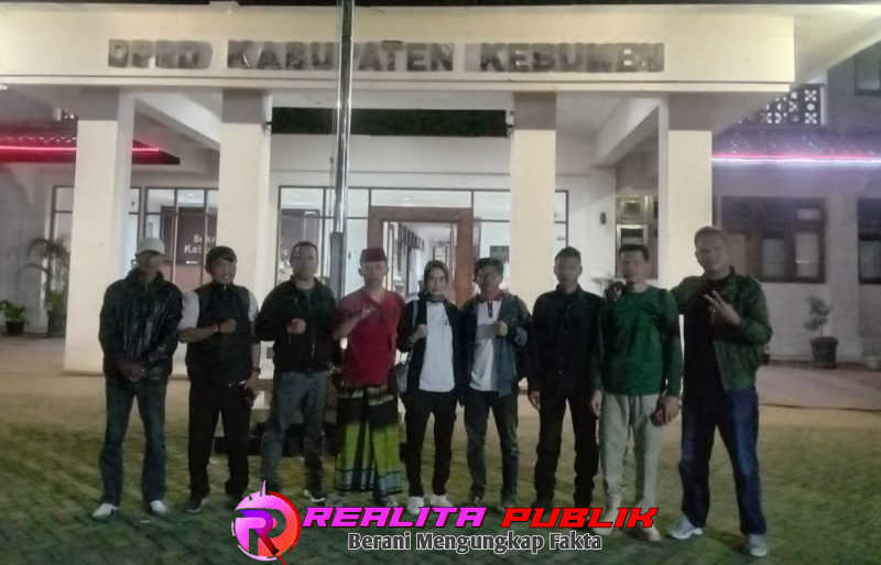Ketua DPC Gardu Prabowo dan Anggota di Depan Gedung DPRD Kabupaten Kebumen (foto: Wahyu realitapublik.id)
