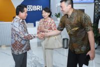 Dirut BRI, Hery Gunardi, menyapa nasabah saat berkunjung ke kantor Cabang dalam acara peringatan Hari Pelanggan Nasional (HPN), Jumat 5 September 2025. 