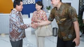 Dirut BRI, Hery Gunardi, menyapa nasabah saat berkunjung ke kantor Cabang dalam acara peringatan Hari Pelanggan Nasional (HPN), Jumat 5 September 2025. 