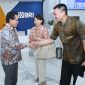 Dirut BRI, Hery Gunardi, menyapa nasabah saat berkunjung ke kantor Cabang dalam acara peringatan Hari Pelanggan Nasional (HPN), Jumat 5 September 2025. 