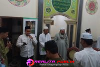 Gus Luk bersama para jemaah melantunkan salawat Nabi di mushala Darussalam (foto: Koko realitapublik.id)