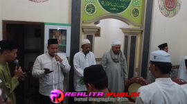 Gus Luk bersama para jemaah melantunkan salawat Nabi di mushala Darussalam (foto: Koko realitapublik.id)