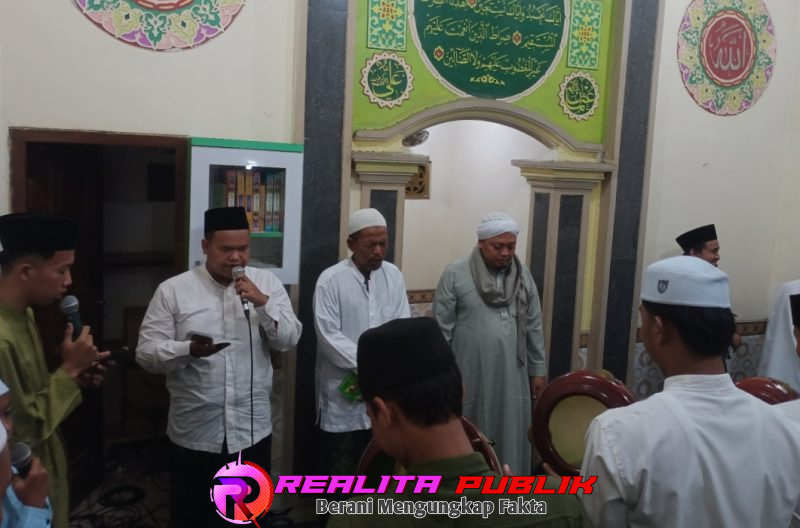 Gus Luk bersama para jemaah melantunkan salawat Nabi di mushala Darussalam (foto: Koko realitapublik.id)