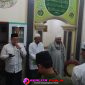 Gus Luk bersama para jemaah melantunkan salawat Nabi di mushala Darussalam (foto: Koko realitapublik.id)