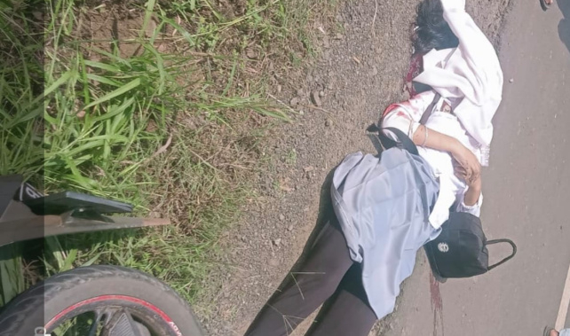 Kondisi salah satu korban kecelakaan saat masih di TKP, Jalan Desa Labuhan Ratu Kampung, Kecamatan Sungkai Sungkai Selatan, Lampung Utara, Senin 8 September 2025.