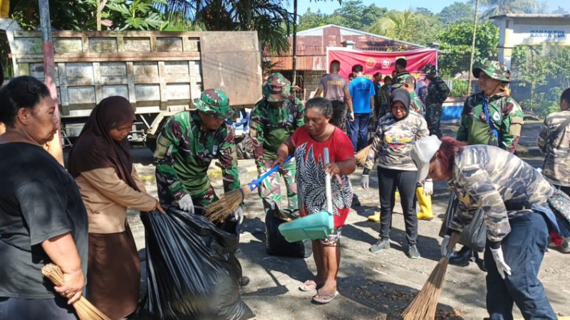 Kodim 1801/Manokwari menggelar karya bakti sosial dengan membersihkan taman dan pantai di kawasan Teluk Sawaibu, Distrik Manokwari Barat, pada Jumat (12/9/2025).