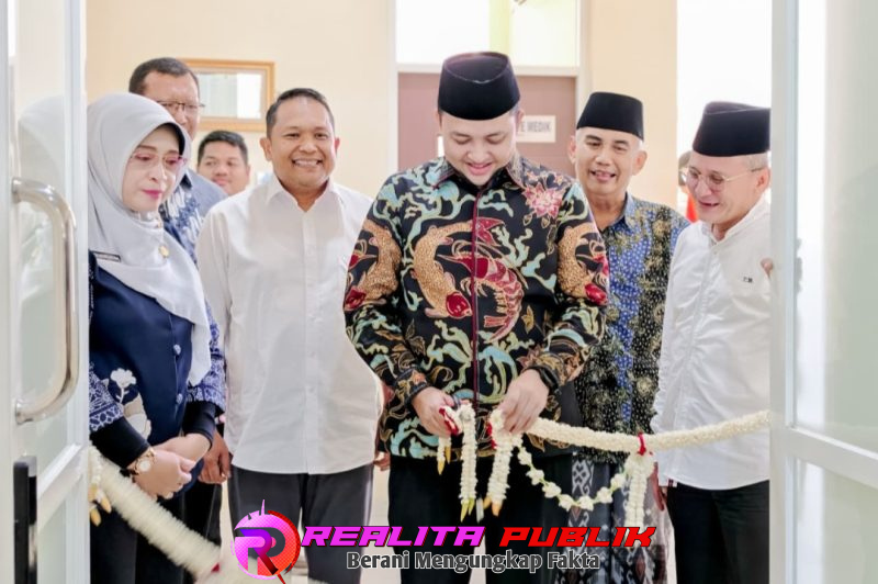 Bupati H. Rusdi Sutejo bersama wakil bupati  didampingi drg. Dyah Retno Lestari dan staf Peresmian ruang rawat inap baru di RSUD Grati 