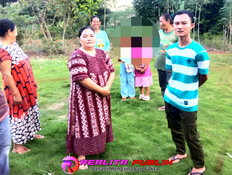 Sejumlah warga saat berada disekitaran lokasi perluasan jaringan PLN di Dusun 5 Tapak Jaya, Desa Desa Cempaka Timur, Kecamatan Sungkai Jaya, Kabupaten Lampung Utara. Sabtu, 13 September 2025. (Foto: Rody Sandra/realitapublik.id)