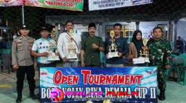 Perwakilan dari tim yang meraih juara memegang piala Open Turnamen Bola Voli Bina Remaja Cup II, bersama Suharno Kepala Tiyuh Tunas Asri serta Bhabinkamtibmas dan Babinsa Tiyuh Tunas Asri, Kecamatan Tulang Bawang Tengah, Kabupaten Tulang Bawang Barat. (Foto: Rodi Sandra/realitapublik.id) 