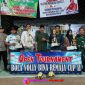 Perwakilan dari tim yang meraih juara memegang piala Open Turnamen Bola Voli Bina Remaja Cup II, bersama Suharno Kepala Tiyuh Tunas Asri serta Bhabinkamtibmas dan Babinsa Tiyuh Tunas Asri, Kecamatan Tulang Bawang Tengah, Kabupaten Tulang Bawang Barat. (Foto: Rodi Sandra/realitapublik.id) 