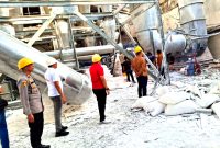 Kapolres Tulang Bawang Barat, AKBP Sendi Antoni, S.I.K., M.I.K, didampingi Kasat Reskrim Iptu H.Tosira, S.H, M.H beserta Kapolsek Gunung Agung Iptu Amiruddin, S.H saat tinjau lokasi kejadian ledakan mesin oven meledak di Pabrik Sagu PT. Mentari Prima Jaya Abadi Tiyuh Suka Jaya Kecamatan Gunung Agung, Kabupaten Tubaba, Kamis (18/09/2025)