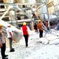 Kapolres Tulang Bawang Barat, AKBP Sendi Antoni, S.I.K., M.I.K, didampingi Kasat Reskrim Iptu H.Tosira, S.H, M.H beserta Kapolsek Gunung Agung Iptu Amiruddin, S.H saat tinjau lokasi kejadian ledakan mesin oven meledak di Pabrik Sagu PT. Mentari Prima Jaya Abadi Tiyuh Suka Jaya Kecamatan Gunung Agung, Kabupaten Tubaba, Kamis (18/09/2025)