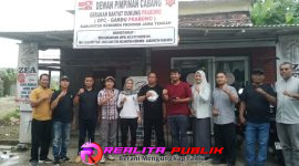 Ketua DPC Gardu Prabowo bersama tim verifikasi dari Kesbangpol di dampingi anggota polres Kebumen (foto istimewa: Wahyu Cakraningrat realitapublik.id)