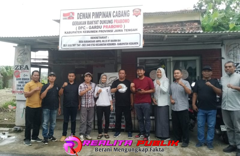 Ketua DPC Gardu Prabowo bersama tim verifikasi dari Kesbangpol di dampingi anggota polres Kebumen (foto istimewa: Wahyu Cakraningrat realitapublik.id)