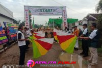 Pelepasan peserta jalan sehat di halaman kantor gading kencana, Kecamatan Tulang Bawang Udik, Kabupaten Tulang Bawang Barat. Minggu 21/09/2025 (Foto: Rody/realitapublik.id)
