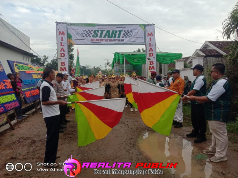 Pelepasan peserta jalan sehat di halaman kantor gading kencana, Kecamatan Tulang Bawang Udik, Kabupaten Tulang Bawang Barat. Minggu 21/09/2025 (Foto: Rody/realitapublik.id)