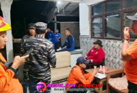 Petugas BPBD Kabupaten Situbondo saat melakukan pendataan bangunan rusak akibat gempa, di Dusun Sidomulyo, Desa Sumberwaru, Kecamatan Banyuputih, Kamis, 25 September 2025.(Foto: realitapublik.id)