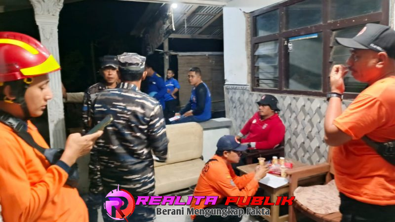 Petugas BPBD Kabupaten Situbondo saat melakukan pendataan bangunan rusak akibat gempa, di Dusun Sidomulyo, Desa Sumberwaru, Kecamatan Banyuputih, Kamis, 25 September 2025.(Foto: realitapublik.id)