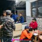 Petugas BPBD Kabupaten Situbondo saat melakukan pendataan bangunan rusak akibat gempa, di Dusun Sidomulyo, Desa Sumberwaru, Kecamatan Banyuputih, Kamis, 25 September 2025.(Foto: realitapublik.id)