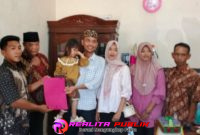 Afrika, SH bin Salah Mega didampingi keluarganya saat menyerahkan berkas pendaftaran bakal calon PAW Kepala Tiyuh Karta Sari kepada panitia. (Foto: Rodi/realitapublik.id)