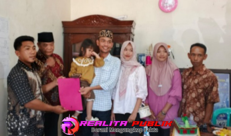 Afrika, SH bin Salah Mega didampingi keluarganya saat menyerahkan berkas pendaftaran bakal calon PAW Kepala Tiyuh Karta Sari kepada panitia. (Foto: Rodi/realitapublik.id)