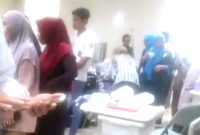 Sejumlah siswa SMA yang dilarikan di salah satu rumah sakit di Kotabumi, Lampura. 