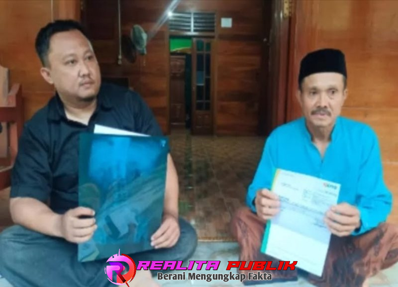 Usai dinyatakan negatif HIV, Mistono (kanan) akhirnya buka suara soal dugaan malapraktik yang dialaminya saat operasi batu ginjal di RSUD Kalisari Batang. (Foto: Feri Eka Saputra realitapublik.id)
