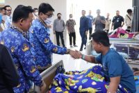 Bupati Ir. Hamartoni Ahadis, M.Si., menjenguk para siswa SMA Negeri 4 yang dirawat di RSU Handayani, Rabu 01/10/2025 (Rody Sandra/realitapublik.id)