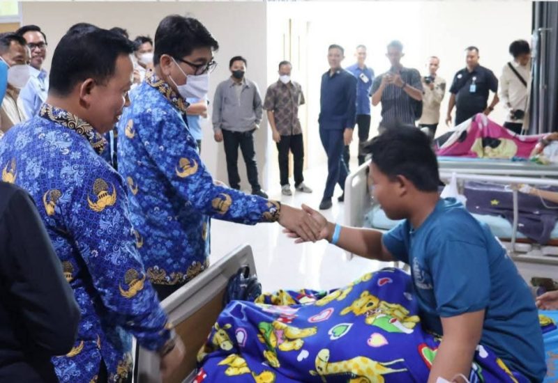 Bupati Ir. Hamartoni Ahadis, M.Si., menjenguk para siswa SMA Negeri 4 yang dirawat di RSU Handayani, Rabu 01/10/2025 (Rody Sandra/realitapublik.id)