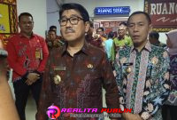 Bupati Lampura Hamartoni Ahadis didampingi Wabup, saat diwawancarai usai monitoring center for Prevention bersama KPK-RI. (Photo Rody Sandra/realitapublik.id)