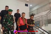 Firmansyah mengenakan rompi tahanan saat digiring oleh petugas. (Photo: Rody Sandra/realitapublik.id)