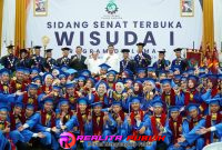 Foto bersama, Wabub Tulang Bawang Barat, Nadirsyah, dan iara wisudawan-wisudawati Politeknik Tunas Garuda, di kampus Politeknik Tunas Garuda(. (Photo Rody Sandra/realitapublik.id)