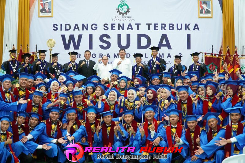 Foto bersama, Wabub Tulang Bawang Barat, Nadirsyah, dan iara wisudawan-wisudawati Politeknik Tunas Garuda, di kampus Politeknik Tunas Garuda(. (Photo Rody Sandra/realitapublik.id)