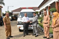 Penyerahan bantuan kendaraan ambulan secara simbolis diterima oleh Bupati Lampung Utara, Hamartoni Ahadis, dari Direktur Utama BPRS Syariah Kotabumi, Amrullah Nangola. 