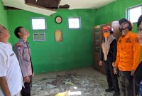 Bangunan musala SDN 1 Alasmalang, Kecamatan Panarukan, mengalami rusak sedang dengan kondisi pada bagian atap dan gentengnya runtuh.