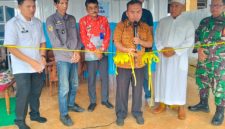 Yayasan Walisongo melaunching Program MBG di Satuan Pelayanan Pemenuhan Gizi (SPPG), Desa Madukoro Baru, ditandai pemotongan pita oleh Camat Kotabumi Utara yang diwakili oleh Aswan. (Foto: Rody Sandra/realitapublik.id)