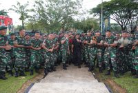Pangdam XVIII/Kasuari, Mayjen TNI Christian Kurnianto Tehuteru bersama Danyon dan prajurit Yonif 762/VYS, Sorong, Papua Barat Daya, Kamis (9/10/2025).