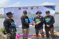 Wakil Bupati Batang, Suyono, saat menerima bibit tanaman mangrove dari perwakilan PT. Bhimasena Power indonesia, pada acara penanaman pohon mangrove di Batang, Rabu (15/10/2025). (Photo Feri Eka S/realitapublik.id)