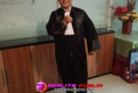 Ayi Suhaya, S.H., saat bersama awak media di Resto Valensia, Pasuruan, menyatakan siap mengabdi dengan membantu warga masyarakat tanpa tebang pilih. (Foto: Saichu realitapublik.id)