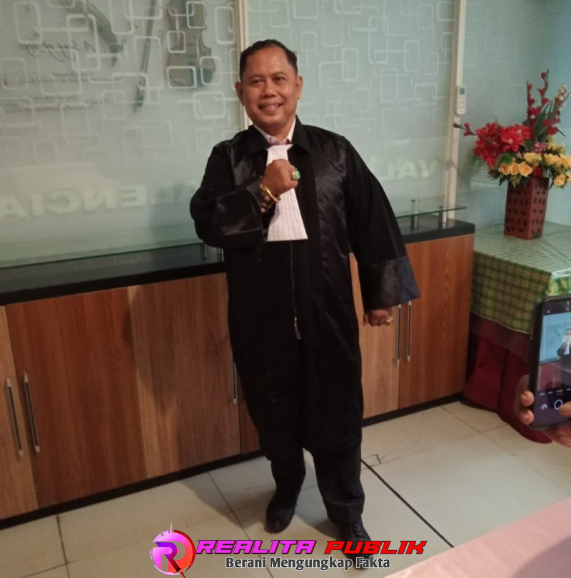 Ayi Suhaya, S.H., saat bersama awak media di Resto Valensia, Pasuruan, menyatakan siap mengabdi dengan membantu warga masyarakat tanpa tebang pilih. (Foto: Saichu realitapublik.id)