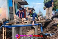 Petugas Perumda Air Minum Tugu Tirta Kota Malang saat memperbaiki pipa (foto: Andi Billy realitapublik.id)