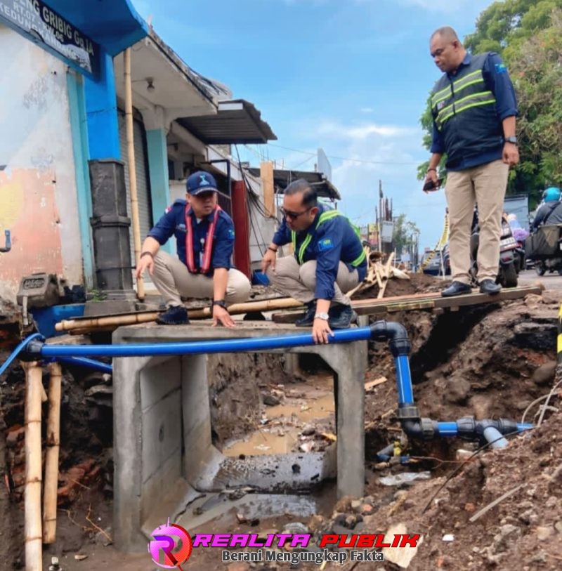 Petugas Perumda Air Minum Tugu Tirta Kota Malang saat memperbaiki pipa (foto: Andi Billy realitapublik.id)