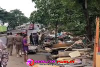 Pemkab bersama Satpol-PP saat membongkar warung remang (foto: Fery Eka S realitapublik.id)